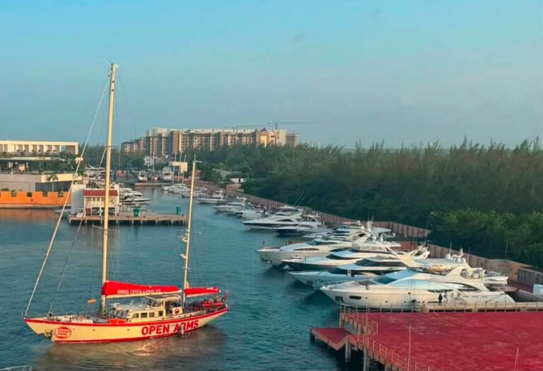 “Open Arms” hace escala en Cancún antes de llegar a Cuba con ayuda humanitaria