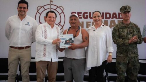 Pescadores de Yucatán reciben radios de emergencia y certeza jurídica antes de la pulpeada