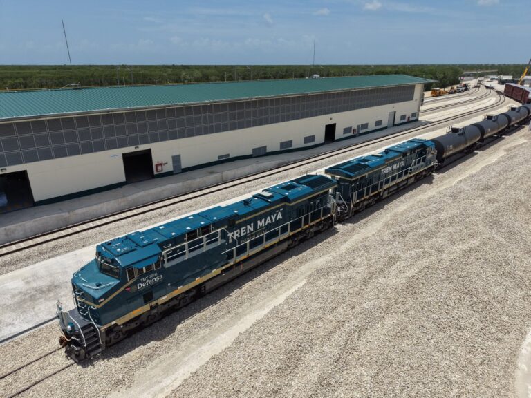 Supervisan en Quintana Roo las nuevas locomotoras del Tren Maya de carga