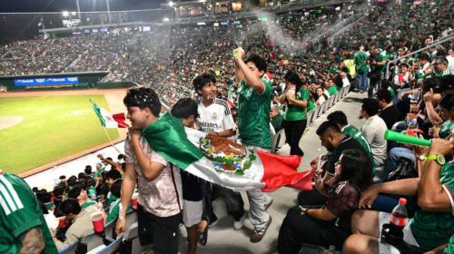 Tabasqueños celebran la victoria 2-0 ante Ecuador desde el Estadio Centenario