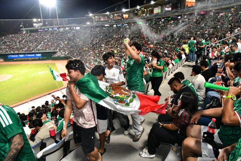 Tabasqueños celebran la victoria 2-0 ante Ecuador desde el Estadio Centenario