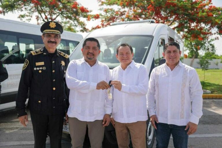 Yucatán blinda la seguridad municipal: Díaz Mena entrega vehículos de proximidad