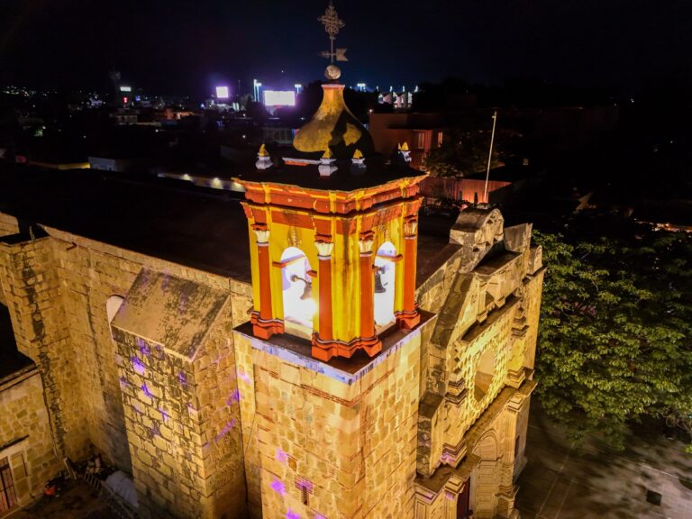 México Brilla ilumina templo de Jalatlaco, barrio mágico de Oaxaca