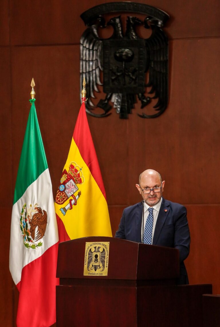 UAG otorga Medalla Ciencia y Libertad al presidente de la Real Federación Española de Futbol