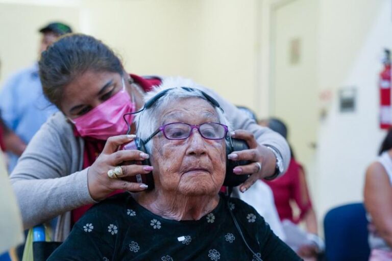 DIF Yucatán entrega cerca de 5 mil auxiliares auditivos con inversión histórica de 120 mdp
