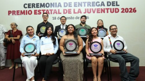 Tabasco premia a jóvenes destacados en ciencia, cultura, derechos humanos y medio ambiente