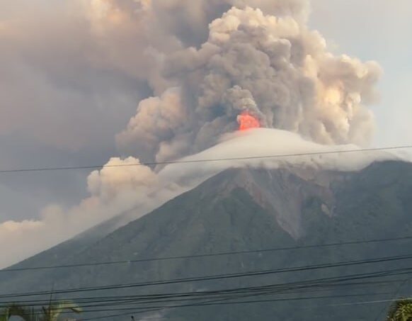 Guatemala en alerta por erupción del Volcán de Fuego; ceniza amenaza frontera sur
