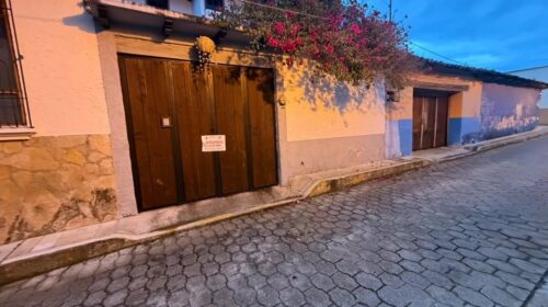 Aseguran casa del diseñador tzotzil Alberto López en Chiapas por deuda a artesanas