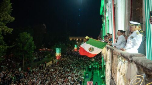 Joaquín Díaz Mena encabeza el Grito de Independencia ante una abarrotada Plaza Grande