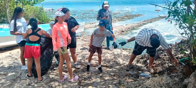 Jóvenes limpian playas y protegen al mapache enano en la zona norte de Cozumel