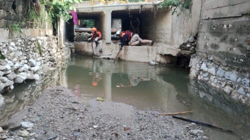 buscan a motociclista succionado por corriente pluvial tras desborde de arroyo