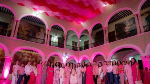 Palacio de Gobierno de Yucatán se ilumina de rosa para arrancar la Agenda Rosa 2026