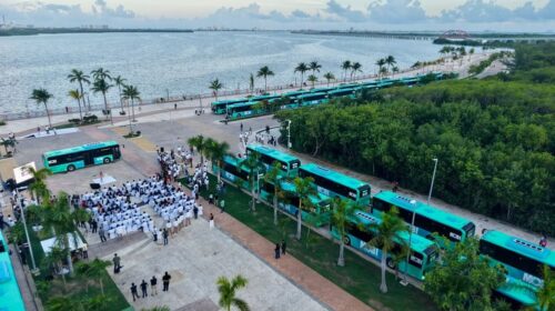 Mara Lezama da banderazo a 100 autobuses híbrido para Cancún