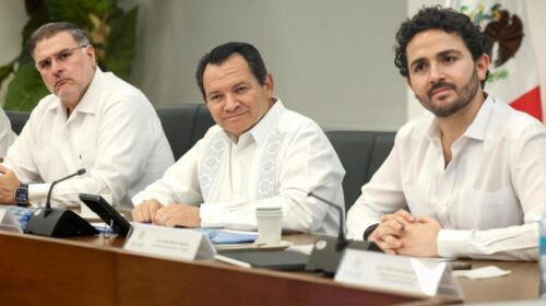 MÉRIDA.— Con una inyección de capital privado nacional e internacional por 8,641 millones de pesos, Yucatán se consolida como un polo de atracción para el desarrollo económico. El gobernador Joaquín Díaz Mena anunció un paquete de diez proyectos empresariales que impulsarán la creación de 14,488 empleos, tanto directos como indirectos, distribuidos en seis municipios del estado. Esta nueva cartera comprende ocho proyectos completamente nuevos y dos ampliaciones estratégicas. Las iniciativas abarcan sectores clave como alimentos y bebidas, manufactura, desarrollo inmobiliario, turismo, comercio, servicios y salud, con el propósito de descentralizar la economía y acercar oportunidades laborales a más familias yucatecas. Confianza respaldada por infraestructura y talento Durante la presentación de los proyectos, el mandatario estatal enfatizó que los niveles de seguridad, la infraestructura disponible y la alta calidad del talento local son los pilares que generan confianza en los inversionistas para establecerse o expandir sus operaciones en Yucatán.  Asimismo, Díaz Mena reiteró el compromiso del Gobierno del Estado para brindar acompañamiento institucional a través de la Secretaría de Economía y Trabajo (SETY), facilitando los trámites y fomentando la vinculación directa con proveedores locales y talento de la zona. Diversificación y presencia en seis municipios Los diez proyectos anunciados tendrán impacto directo en el desarrollo regional al instalarse en Mérida, Kanasín, Progreso, Valladolid, Akil y Yaxcabá. Las empresas que conforman esta cartera son: • Modular Rush • Niagara Bottling • Masuda Internacional • Crío • Kavak • Caffenio • Desarrollos SIMCA • ARPEN • RIOCANTO Park & Resort • Imagen Molecular Peninsular Este paquete forma parte de una estrategia más amplia coordinada por la SETY, la cual da seguimiento a una cartera total de 88 proyectos en distintas etapas de gestión que superan los 151,805 millones de pesos en inversión manifestada. Te recomendamos: 